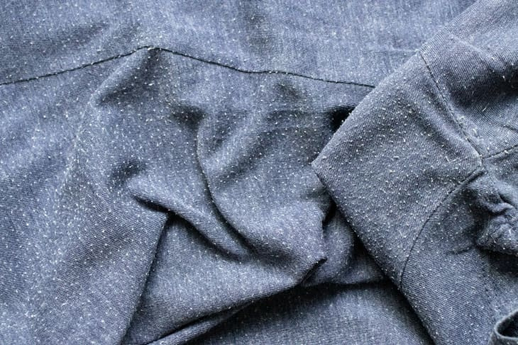Как да предотвратим и премахнем налепите по дрехите и мебелите, според текстилен експерт
