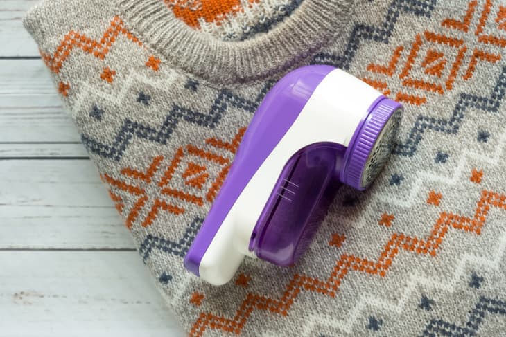스웨터부터 소파까지 모든 것을 보풀 없이 유지해주는 10가지 직물 면도기
