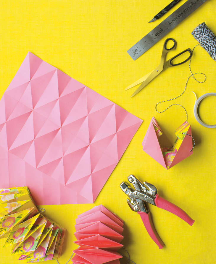 Как да направите красив висящ абажур от опаковъчна хартия