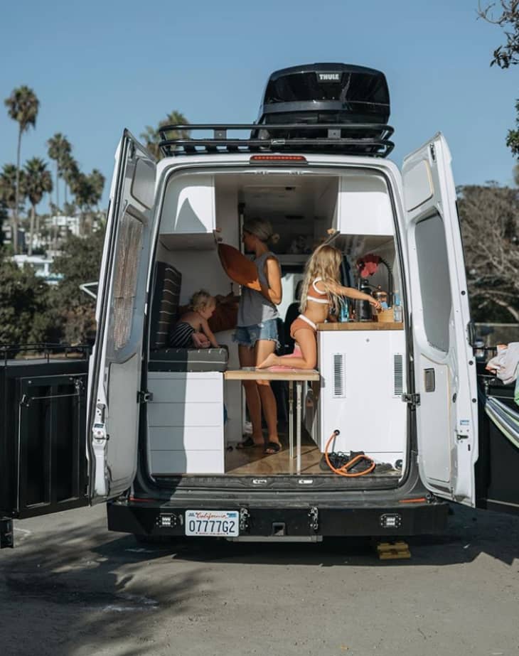 Šī 4 cilvēku ģimene pilna laika dzīvo 86 kvadrātpēdu pārveidotā Sprinter furgonā