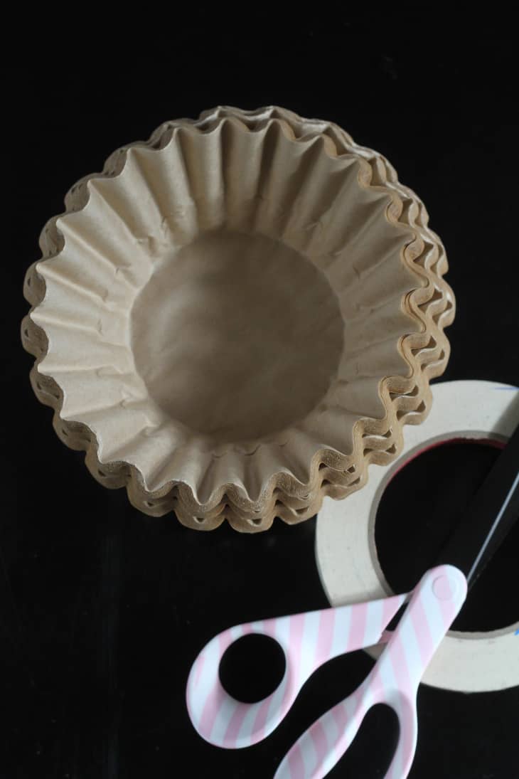 Ako vyrobiť papierové kvety pomocou kávových filtrov