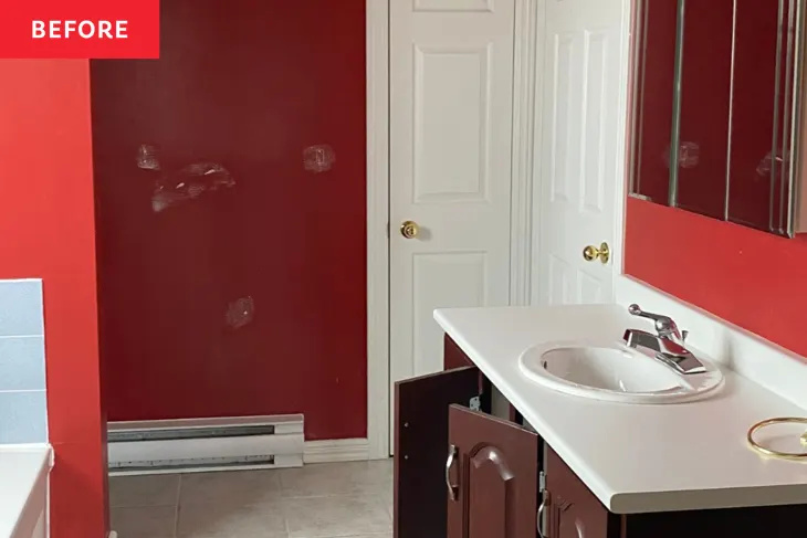 Pred a po: Tmavá kúpeľňa stráca červenú (a pár stien), aby sa stala ľahkým, pokojným únikom