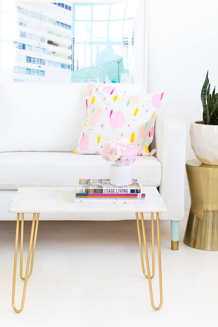 25 lētas DIY idejas, lai padarītu jūsu dzīvojamo istabu dārgu