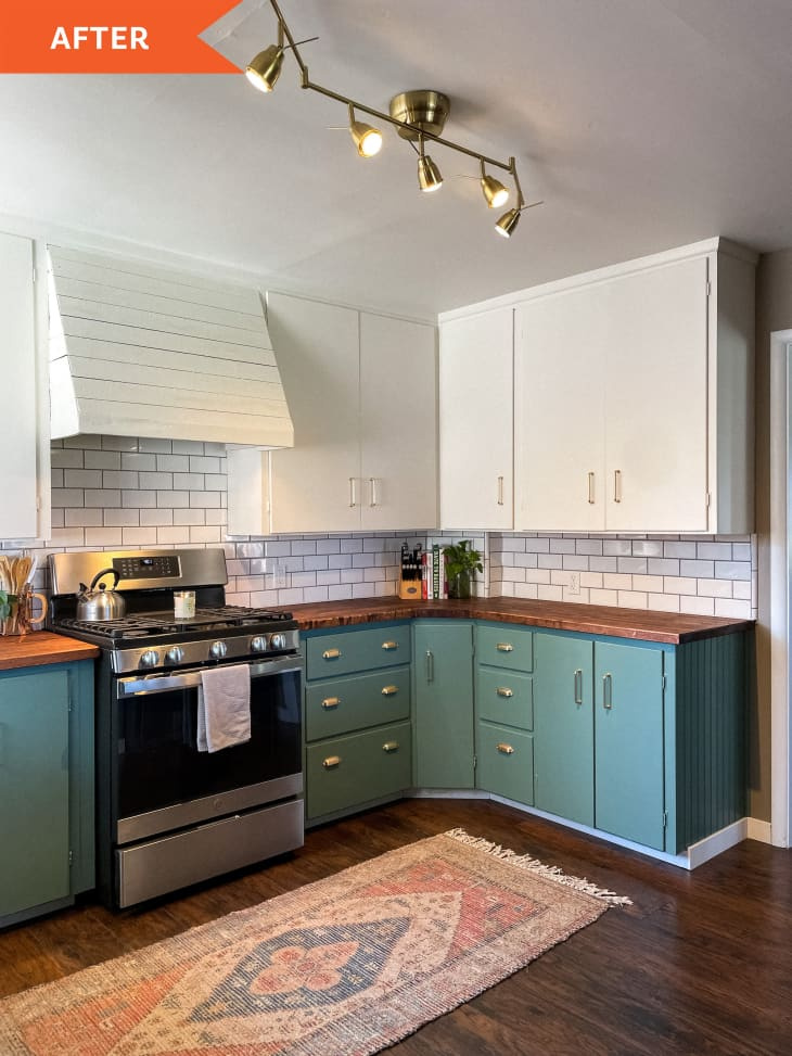   Po: úplný pohľad na kuchyňu s obkladovými pultmi a bielo-zelenými skrinkami