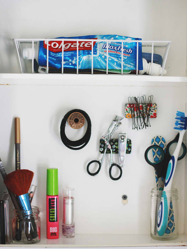Waarom u magnete moet gebruik om u badkamer te organiseer?