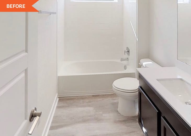   Predtým: Kúpeľňa s hnedým umývadlom, svetlohnedo-sivé drevené podlahy a biele steny