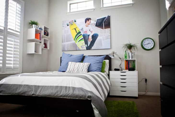 Abans i després: un espai bàsic es converteix en un dormitori fresc per a adolescents