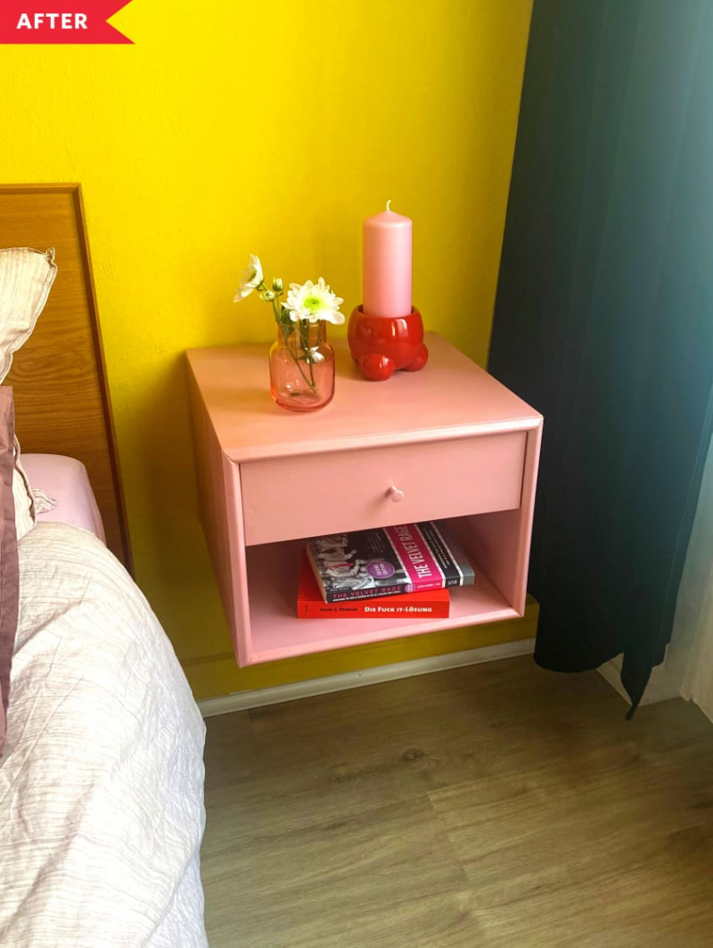   Po: ružový plávajúci nočný stolík na žltej stene
