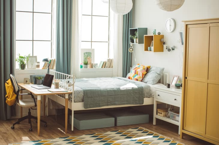 8 съвета как да направите спалня с двойно предназначение работеща, според дизайнерите