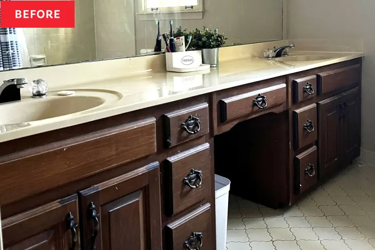 Pirms un pēc: 80. gadu vannas istaba nav atpazīstama pēc DIY pārtaisīšanas, pilna ar grezniem pieskārieniem