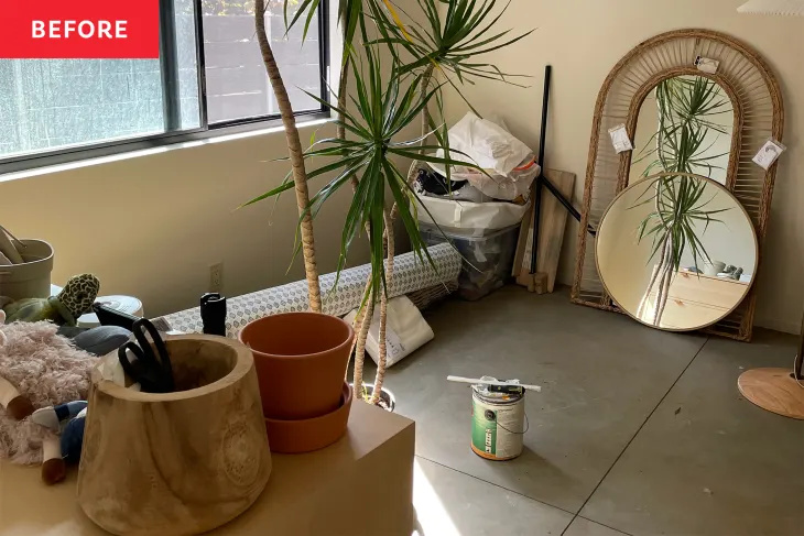   Før: et solbrun rom fylt med planter, potter og speil