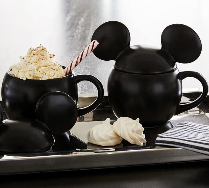 Die nuwe Disney-versameling van Pottery Barn bevat 'n stertwa met 'n Mickey-vorm