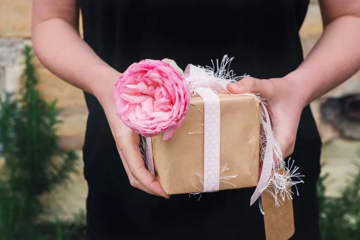 Обичам ретро (и безплатния!) хак на Доли Партън за опаковане на подаръци