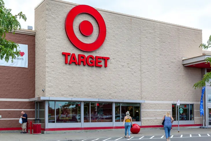 Гарафата за $15 на Target, която трябва да купите, решава вашите проблеми с нощната жажда със стил