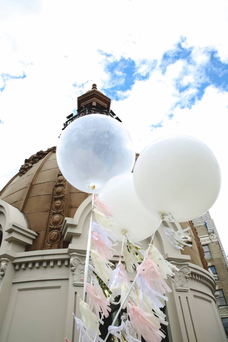 Да, балоните правят наистина красиви (и наистина достъпни) сватбени декорации