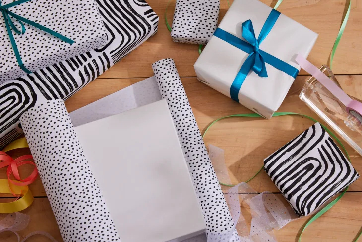 5 dômyselných nástrojov na balenie darčekov, ktoré potrebuje každý darca, aby boli sviatky hračkou