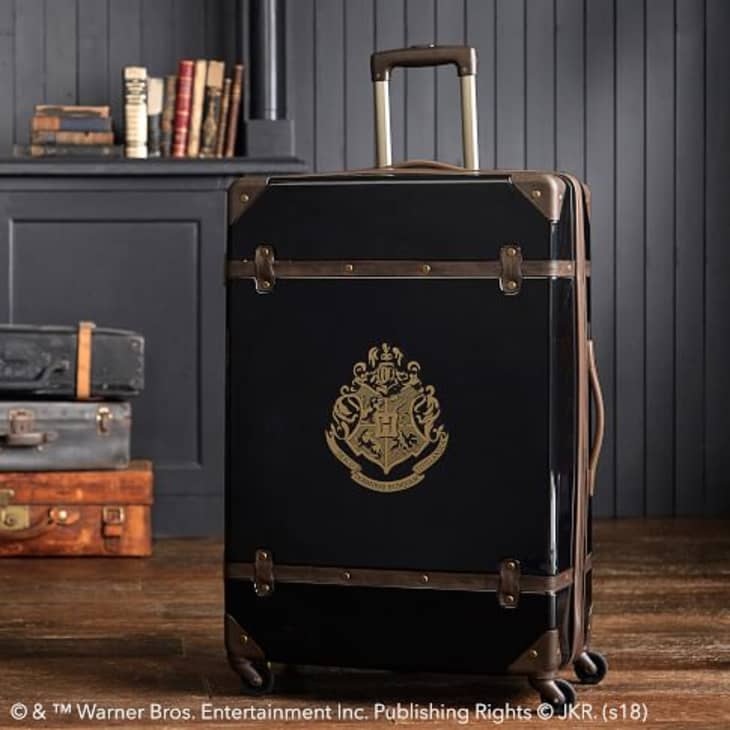 Вы можете продемонстрировать свою гордость за Гарри Поттера с этим чемоданом в стиле Хогвартса