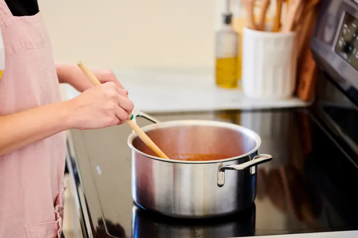 Denne pannen i rustfritt stål i kokkkvalitet gjør kveldsmåltider til en lek (og redder meg fra en vask full av oppvask!)