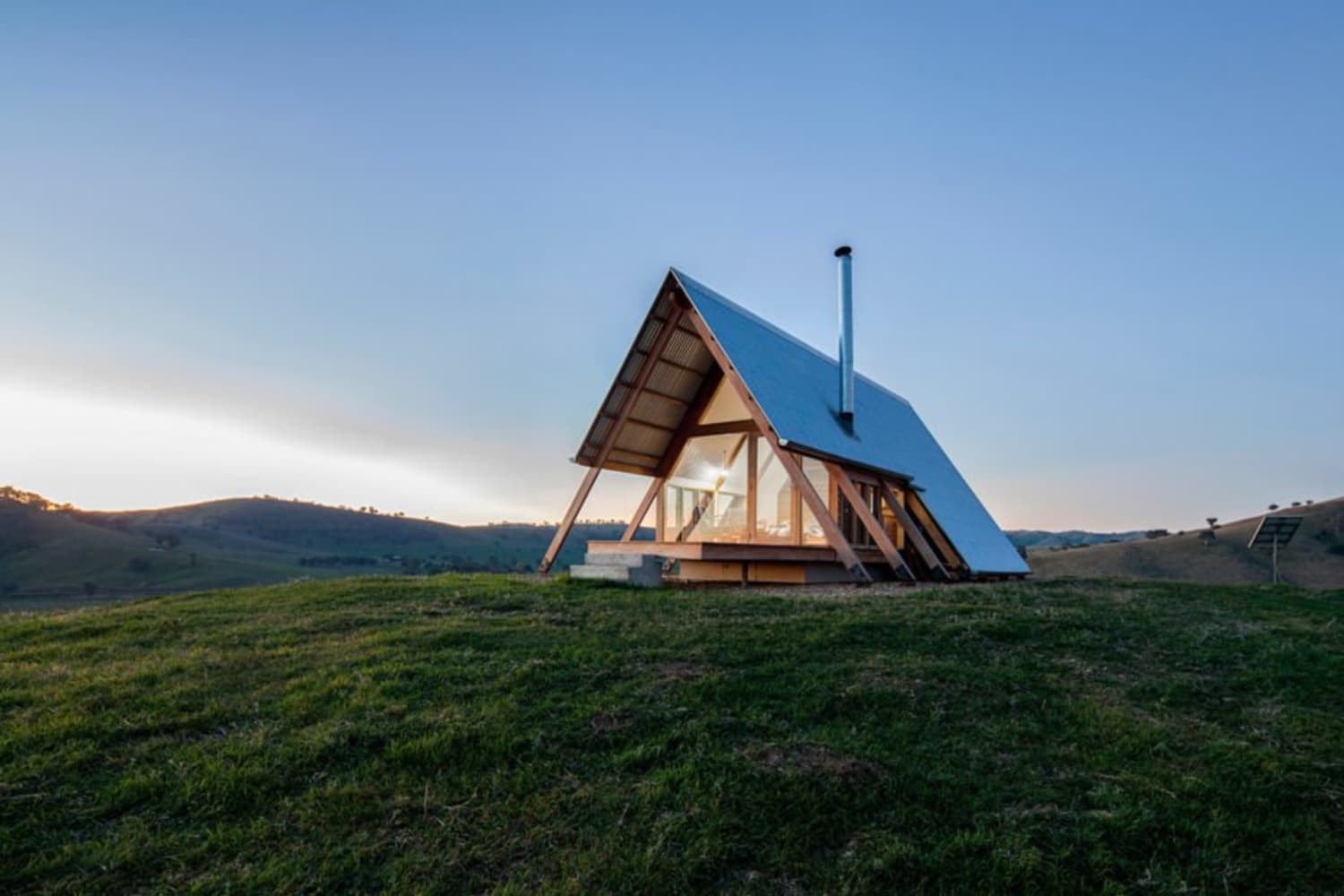 Tento malý dom v Austrálii v tvare A má prázdninové ciele mimo mriežky
