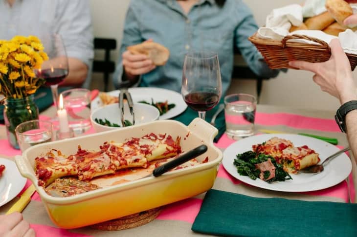 Hvordan holde et middagsfest på 30-noe på et 20-budsjett