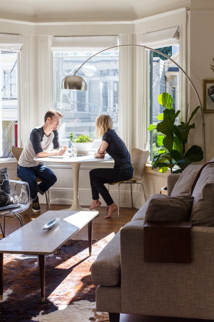 10 smarte, introspektive spørsmål å stille din partner ved middagsbordet