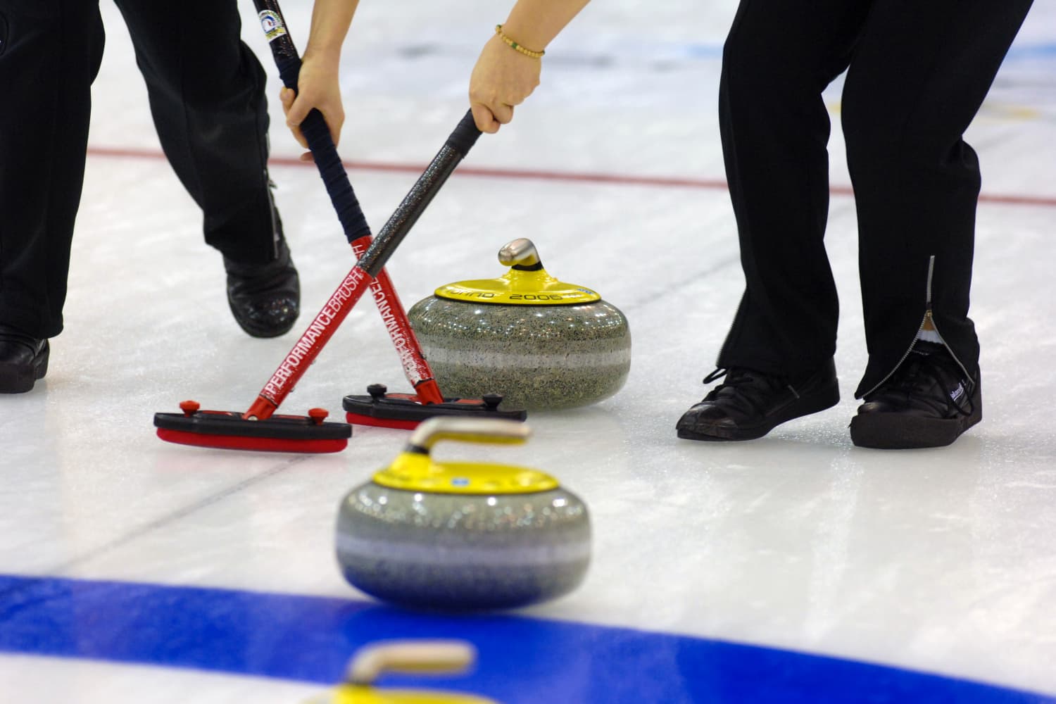 Se folk gjenskape olympisk curling med rengjøringsmateriell i denne morsomme virusvideoen