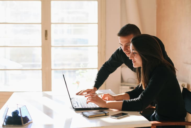   Muž a žena pracujúca na notebooku vo svojej domácej kancelárii