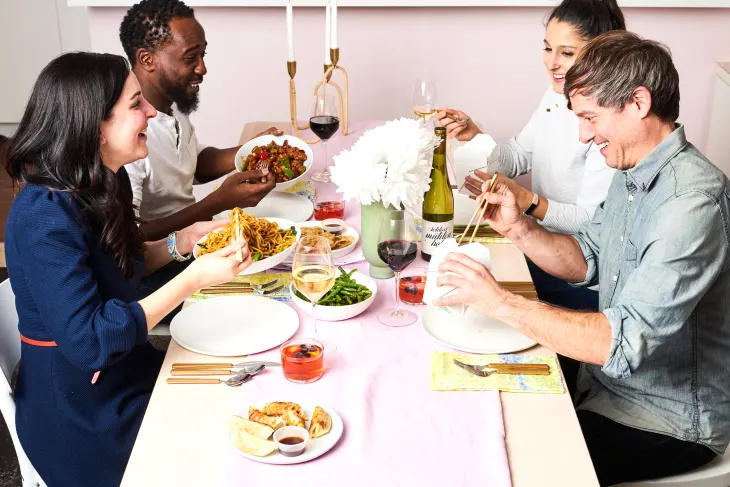Тази гениална джаджа превръща всяка маса в мързелива Сюзън за по-лесно празнично сервиране