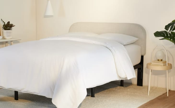 Moje hľadanie dokonalého čalúneného čela postele sa skončilo vďaka tomuto elegantnému minimalistickému nálezu