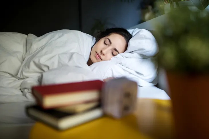 5 eteričnih olj za izboljšanje spanja, ki bi jih morali poznati – in kako jih uporabljati