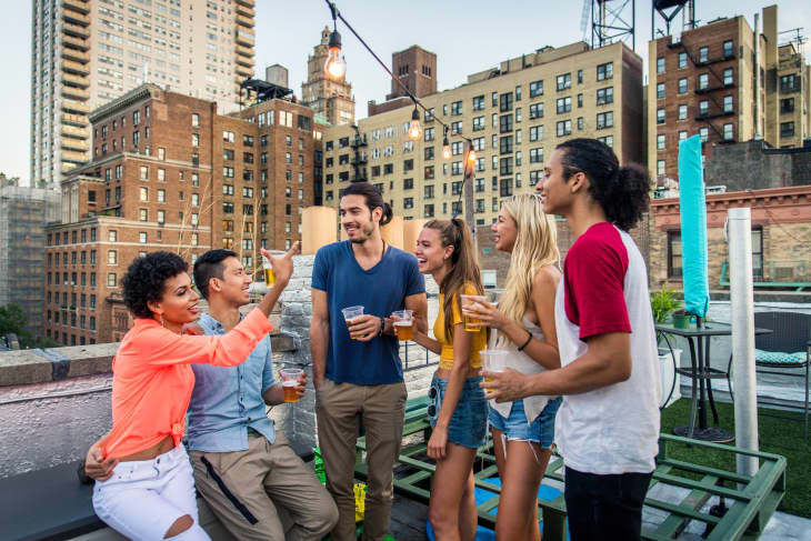   Група пријатеља на забави на крову у граду