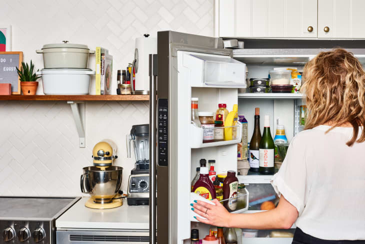 Този органайзер за хладилник за $13 прави много по-лесно бързото намиране на нещата