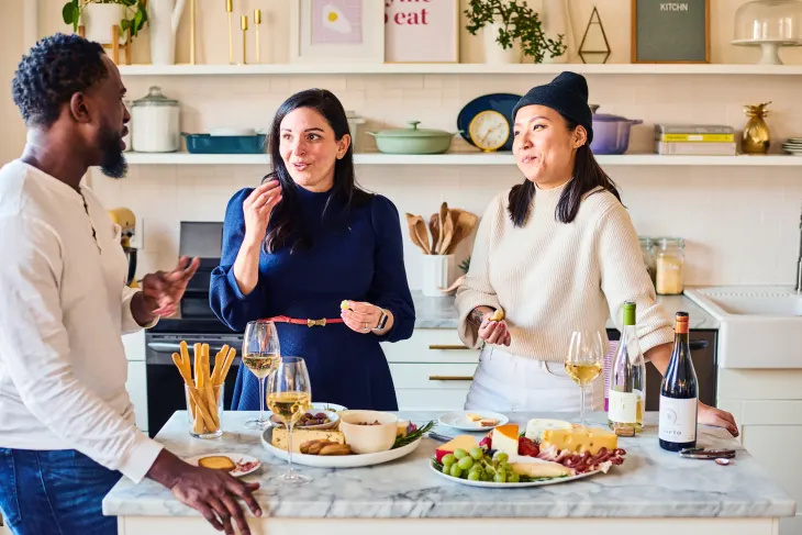 'Diagonal servering' kan være nøkkelen til å presse inn flere mennesker ved bordet ditt