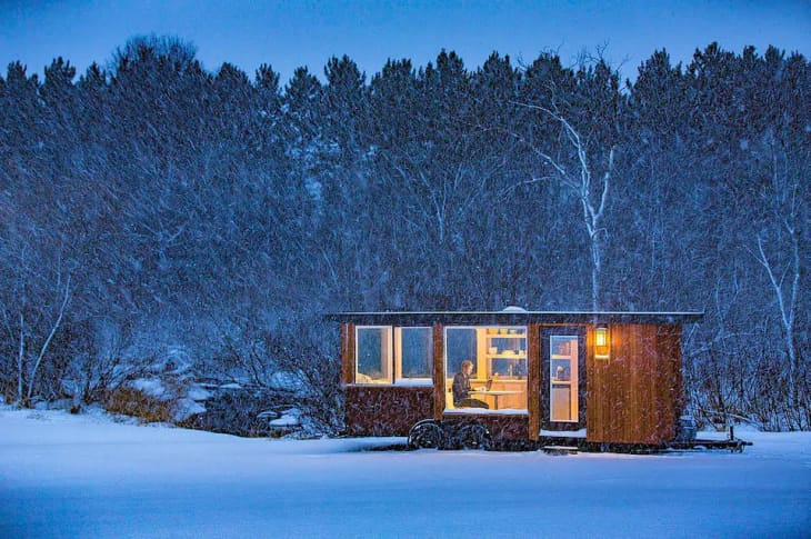 Тази малка стъклена къща ви позволява да спите сред природата