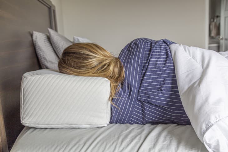 Эта подушка-кубик решит ваши проблемы со спящим на боку