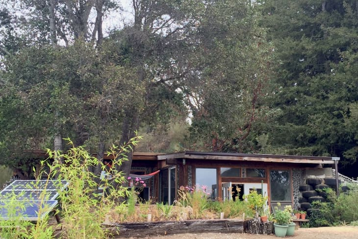 Dette TikTokers 'Earthship'-hjem blir viralt fordi det er både vakkert og utrolig miljøvennlig