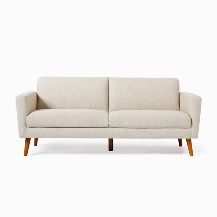 West Elm acaba de criar um sofá elegante e compacto que custa menos de US $ 500