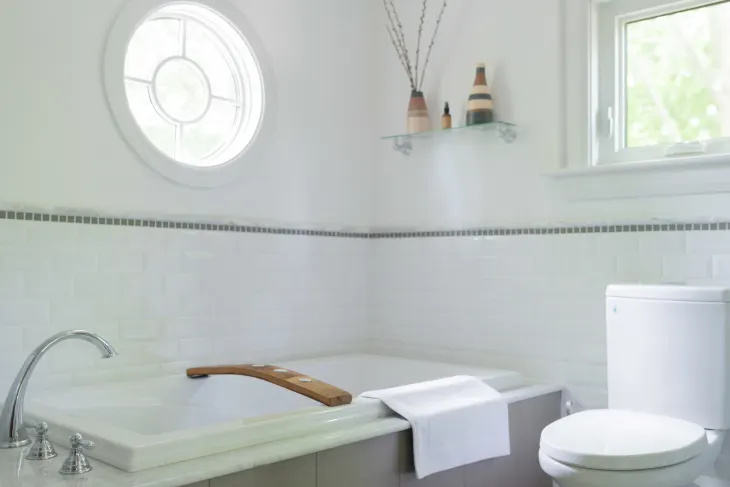 Тази TikToker използва боя за тъкани, за да персонализира банята си по нетрадиционен начин