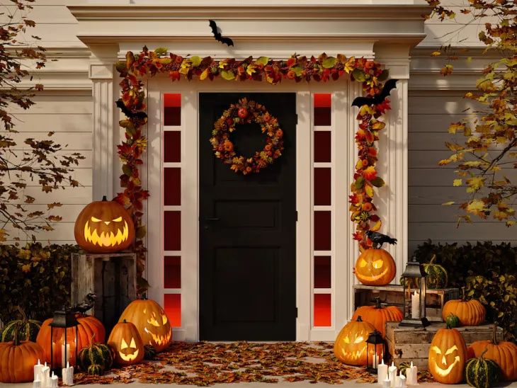 Този дом има стотици украси за Хелоуин в двора, а интернет има въпроси