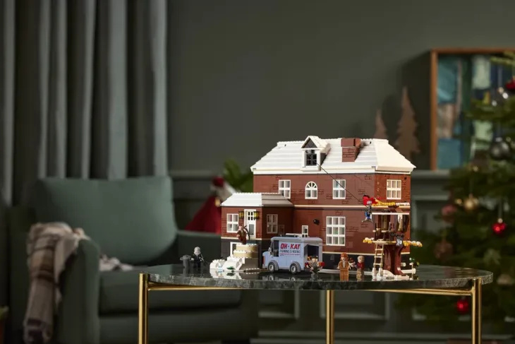 LEGO dom „Sám doma“ je späť, doplnený Kevinovými mokrými pascami banditov