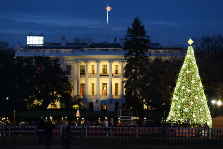 Baltais nams ir atklājis savus 2022. gada Ziemassvētku rotājumus