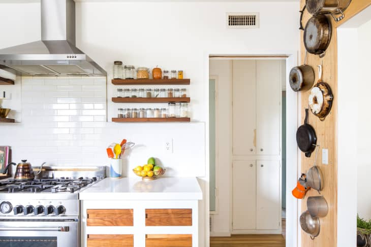 Dette elegante, plassbesparende kjøkkenfunnet vil umiddelbart doble krydderlagringen din (det er på tilbud!)