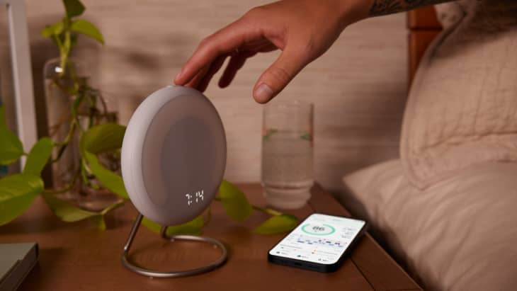 Този будилник на Amazon служи и като инструмент за проследяване на съня