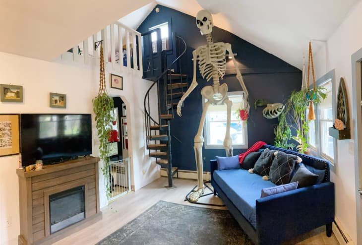 Posaríeu un esquelet de 12 peus d'alçada dins de casa vostra? Aquesta gent ho va fer