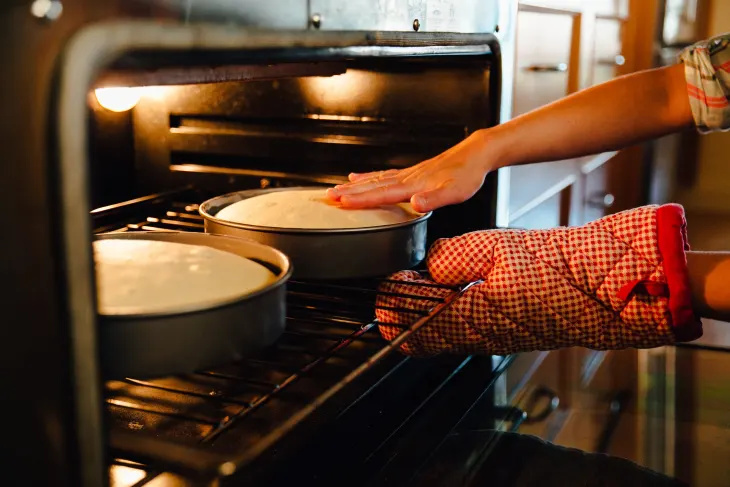 KitchenAid har nettopp avslørt sin berømte stativmikser i en ny feriefarge (og den har en keramisk leirebolle!)