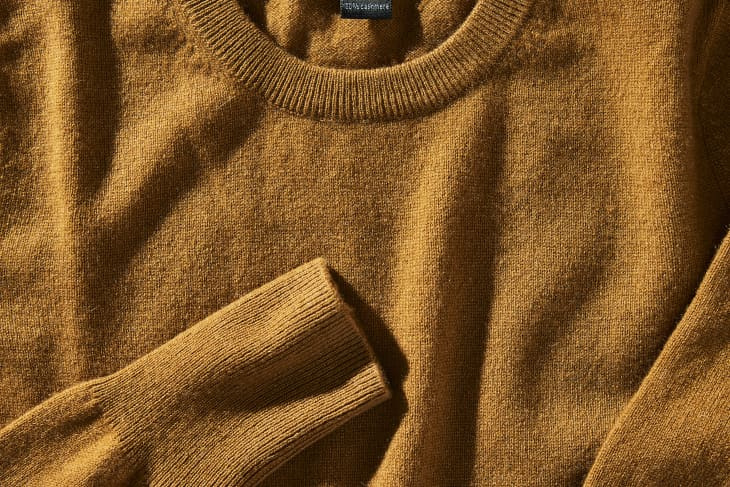 Aquesta és la millor manera de netejar els vostres jerseis de caixmir preferits a casa, segons els experts en bugaderia