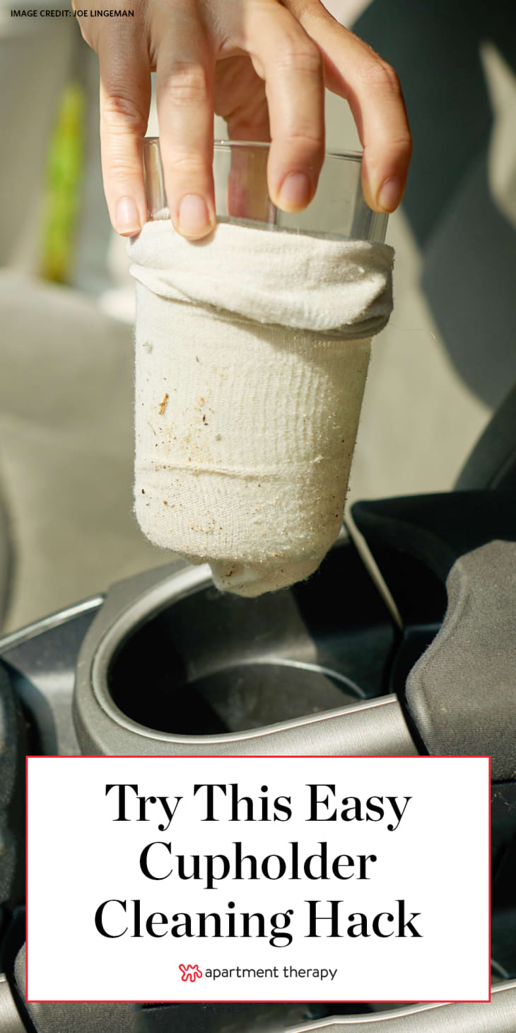 आपल्या कारचे कप धारक सकल आहेत - परंतु ही द्रुत सॉक ट्रिक त्यांना 10 सेकंदात स्वच्छ करेल