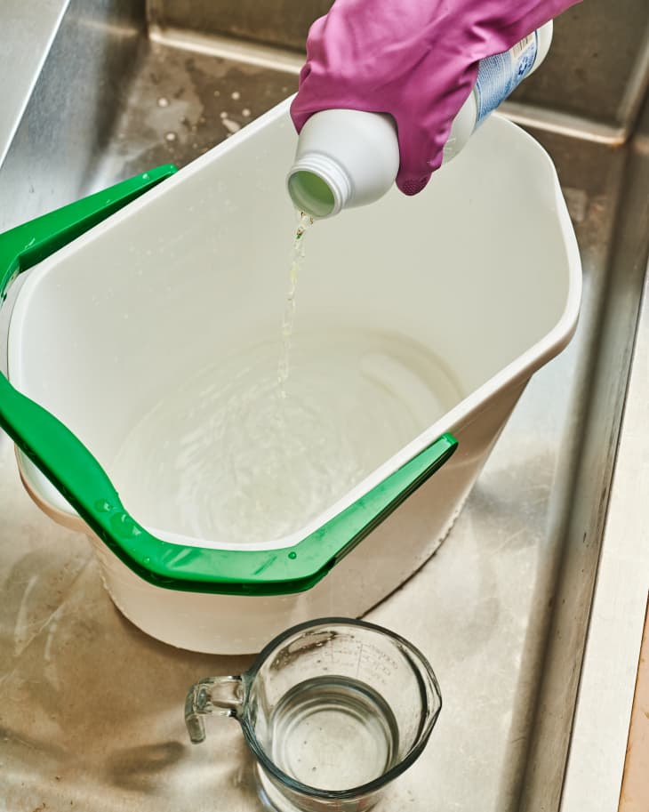 Det er en ting på kjøkkenet ditt du aldri bør rengjøre med blekemiddel