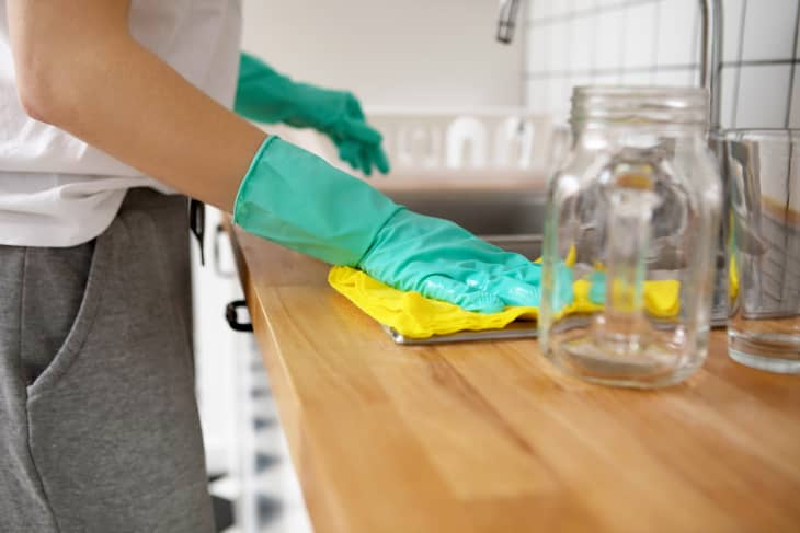 3 coses que necessiteu per netejar a fons la vostra llar amb seguretat, juntament amb algunes solucions de neteja recomanades per experts