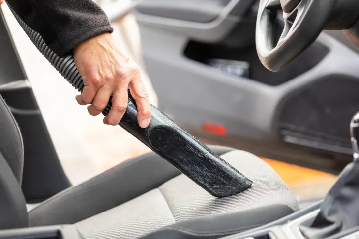Den beste måten å rengjøre tøy- og skinnbilseter på, ifølge en bilentusiast